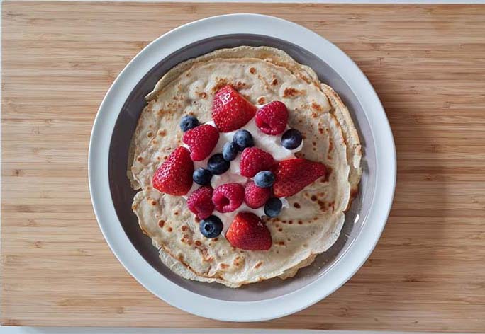 Pancakes with mixed berries and crème fraiche or yoghurt